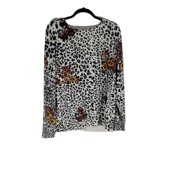 VENUE  size XL. White with leopard print design. - Picture 2 of 3